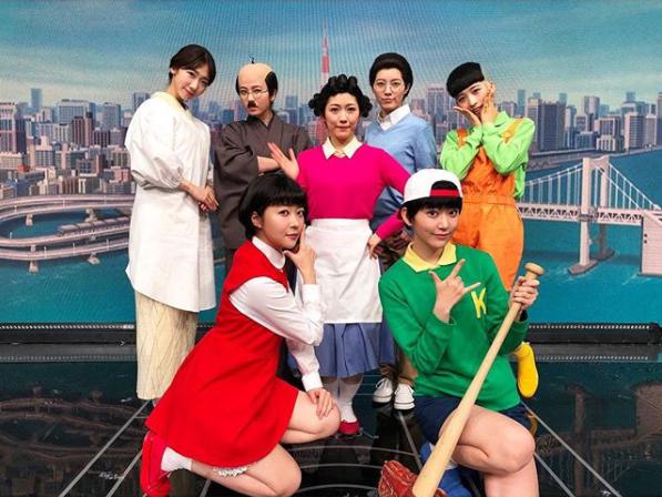 AKB48が扮した“サザエさん”一家（画像は『Yuki Kashiwagi　2017年12月13日付Instagram「FNS歌謡祭 サザエさん一家」』のスクリーンショット）