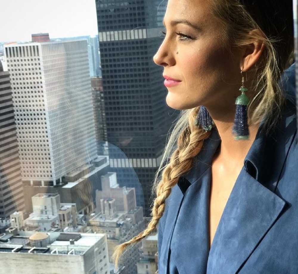 ブレイク、撮影も一時中断に（画像は『Blake Lively　2017年10月18日付Instagram「Lookin back on my thousands of outfit changes yesterday like...」』のスクリーンショット）