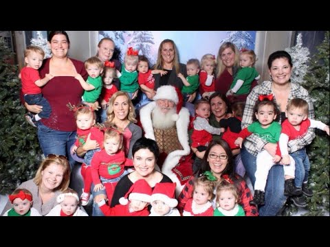 10組の双子たちに囲まれたサンタクロース（画像は『Inside Edition　2017年12月1日公開 YouTube「10 Sets of Twins Gather to Meet Santa Claus」』のサムネイル）