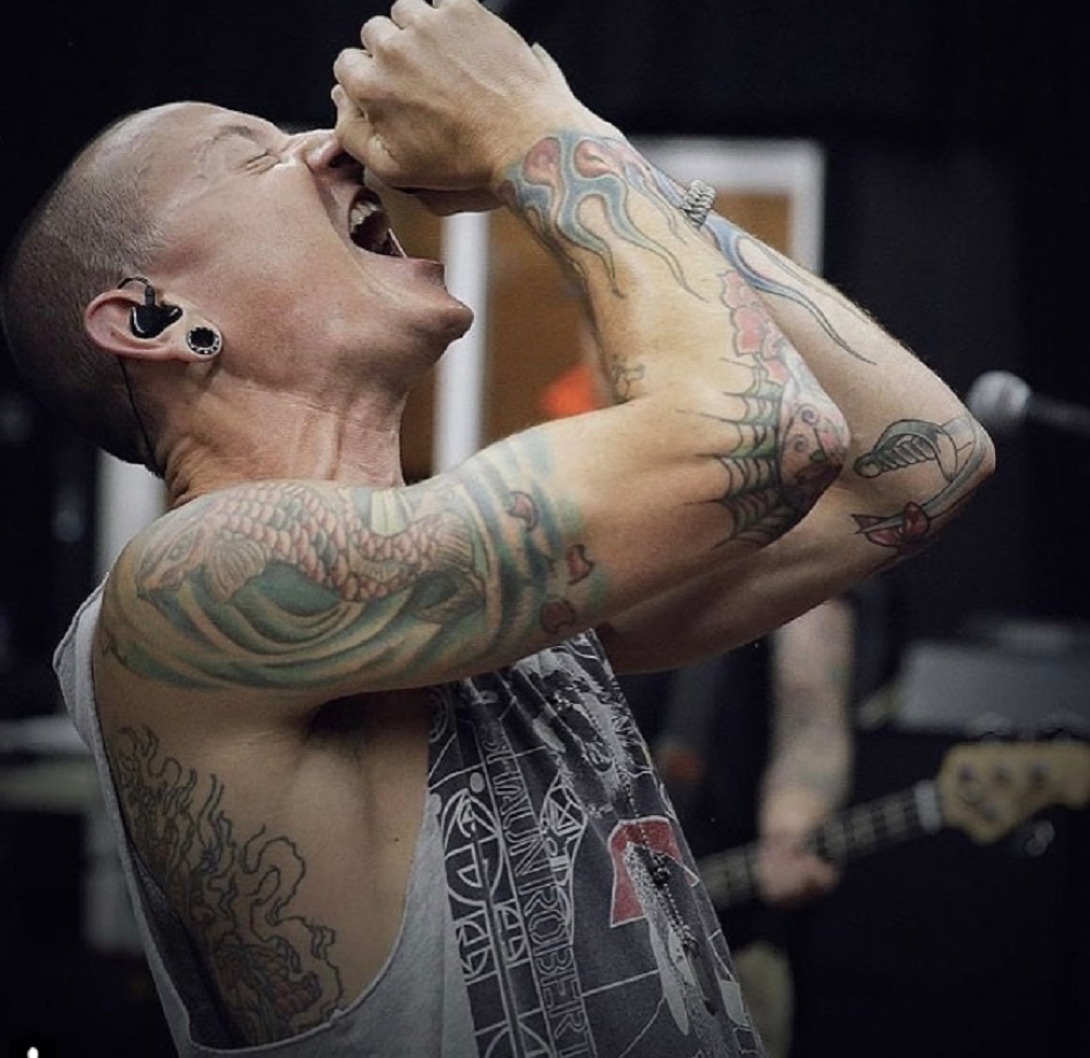 チェスター自殺時に体内にあった物とは…（画像は『Chester Bennington　2017年1月25日付Instagram「Come jam with me at ＠rockfantasycamp in April. Full details at rockcamp.com」』のスクリーンショット）