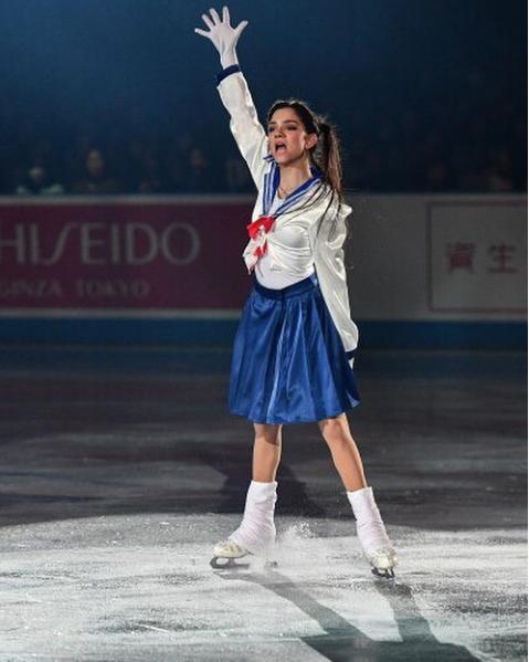 セーラームーン姿のメドベージェワ選手（画像は『Evgenia Medvedevа　2017年4月29日付Instagram「Okay okay. So many people said about bad manner on deleted video. 1. Organization helped us to clean all corridor. 2. Rooms so small for this.」』のスクリーンショット）