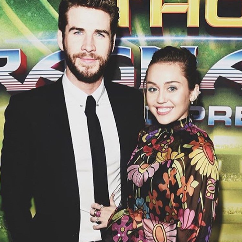 リアム＆マイリー、すでに夫婦同然（画像は『Miley Cyrus　2017年10月12日付Instagram「Date night w ＠liamhemsworth ＃thorragnarok ＠chrishemsworth」』のスクリーンショット）