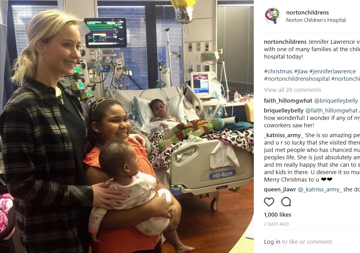 子供達に優しい笑顔を見せたジェニファー（画像は『Norton Children’s Hospital　2017年12月24日付Instagram「Jennifer Lawrence visits with one of many families at the children’s hospital today!」』のスクリーンショット）