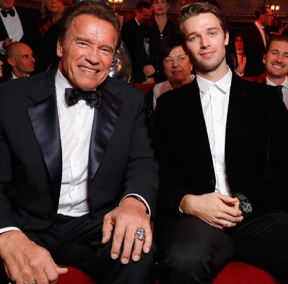 パトリック、父の影響大きく？（画像は『Patrick Schwarzenegger　2017年11月12日付Instagram「Deutschland GQ awards. Vater und Sohn.」』のスクリーンショット）