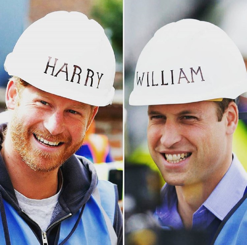 絆の強い王子達（画像は『Kensington Palace　2015年9月23日付Instagram「Princes William and Harry lend a hand to the ＃diysos team, as they join volunteer tradespeople to add the final touches to houses and a support centre for veterans in ＃Manchester.」』のスクリーンショット）