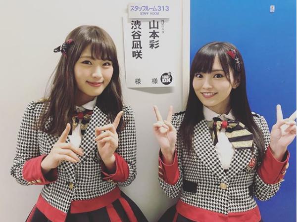 渋谷凪咲と山本彩（画像は『渋谷凪咲　2017年11月30日付Instagram「只今放送中！ ＃ダウンタウンdx」』のスクリーンショット）