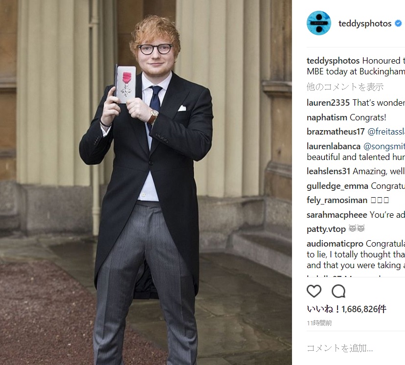 今日ばかりはカッチリ正装のエド（画像は『Ed Sheeran　2017年12月7日付Instagram「Honoured to be awarded an MBE today at Buckingham Palace x」』のスクリーンショット）