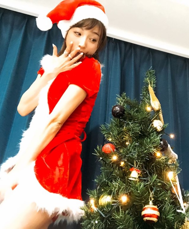 サンタにコスプレした木下優樹菜（画像は『yuuukiiinaaa　2017年12月24日付Instagram「仲良しファミリーたちいっぱいで友達んちで毎年恒例Christmasぱーりーだよ」』のスクリーンショット）