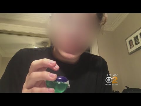 ジェルボール洗剤を口に入れようとする10代（画像は『CBS New York　2018年1月12日付YouTube「Experts Warn Of ‘Tide Pod Challenge’」』のサムネイル）