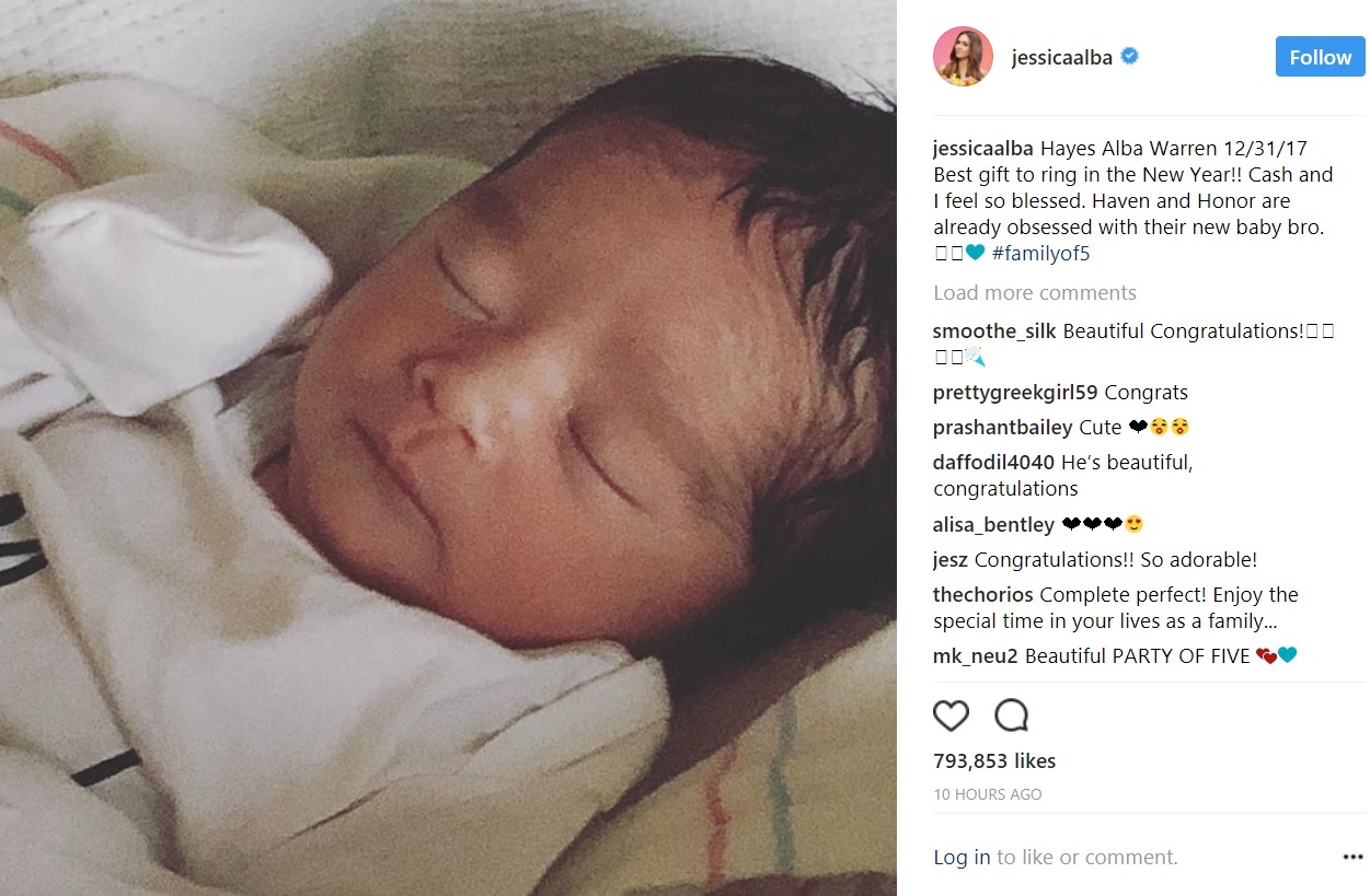 第3子ヘイズくんの誕生をジェシカが報告（画像は『Jessica Alba　2018年1月1日付Instagram「Hayes Alba Warren 12/31/17 Best gift to ring in the New Year!!」』のスクリーンショット）