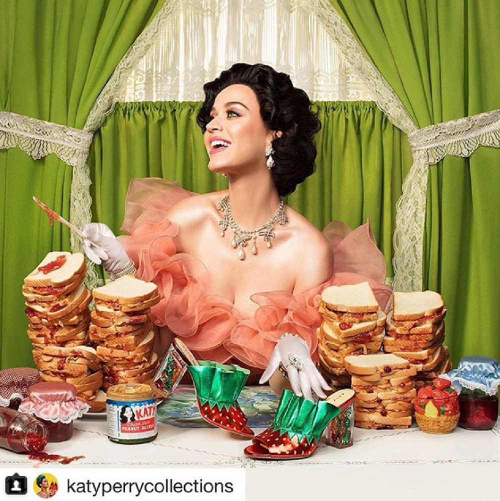 ケイティ33歳「食事も肌に影響大！」（画像は『KATY PERRY　2017年10月12日付Instagram「by ＠nadialeelee」』のスクリーンショット）