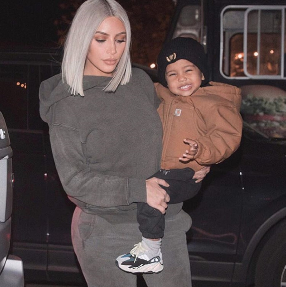 代理母出産で第3子が誕生し、キムの長男もお兄ちゃんに（画像は『Kim Kardashian West　2018年1月11日付Instagram「This smile」』のスクリーンショット）