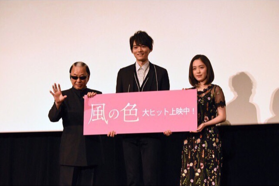 映画『風の色』でマジック監修を務めたMr.マリック（左）（画像は『藤井武美　2018年1月26日付Instagram「初日舞台挨拶ありがとうございました。」』のスクリーンショット）