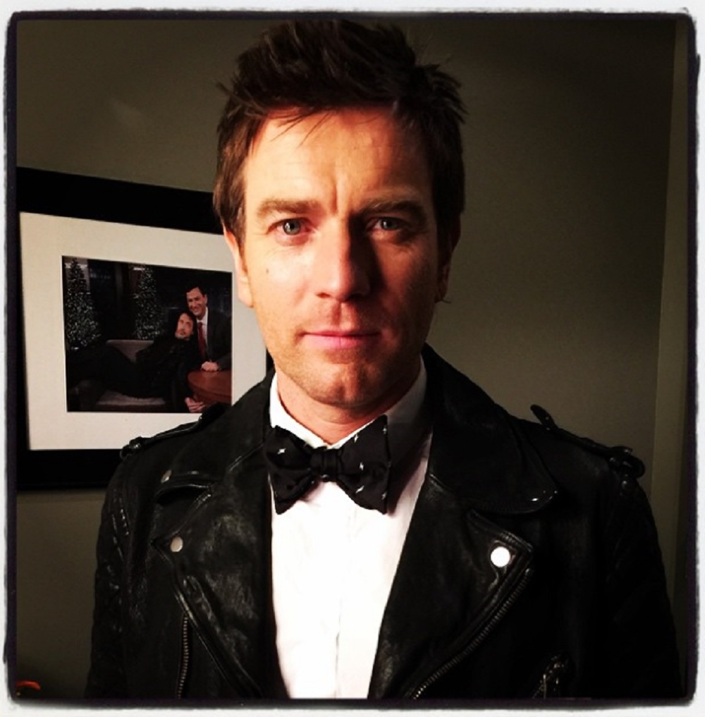 ユアン、自業自得？（画像は『Ewan McGregor　2015年1月22日付Instagram「Mortdecai Premier tonight. Thanks ＠neilbarrett for the duds. X.」』のスクリーンショット）