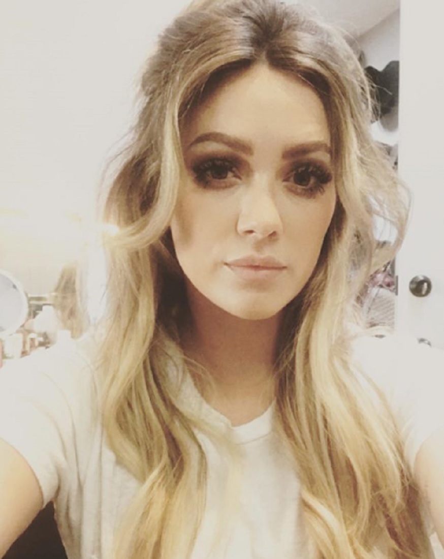 ヒラリー・ダフが惨殺された女優を演じることに（画像は『Hilary Duff　2018年2月7日付Instagram「Had the incredible opportunity of playing Sharon Tate the past two weeks in an independent movie.」』のスクリーンショット）