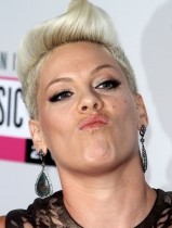 【イタすぎるセレブ達】P!NK　国歌斉唱を「ヘタクソ」と批判され痛烈な反撃ツイート