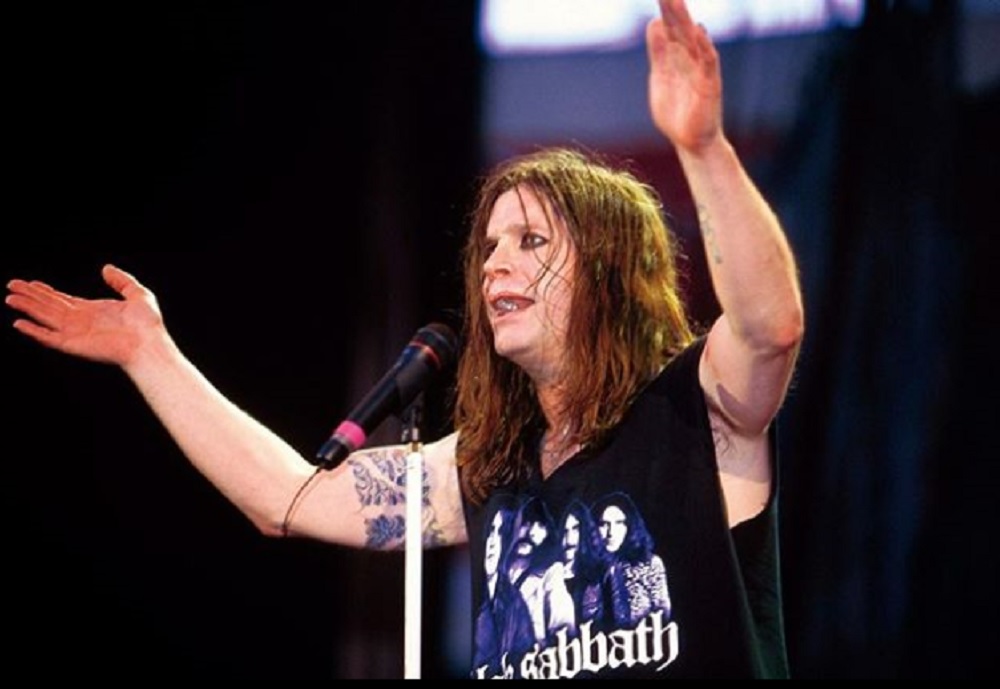 オジー「これからは家族と共に」（画像は『Ozzy Osbourne　2017年12月23日付Instagram「onstage with ＠BlackSabbath on December 22, 1999 at ＠NECBirmingham ＃fbf」』のスクリーンショット）