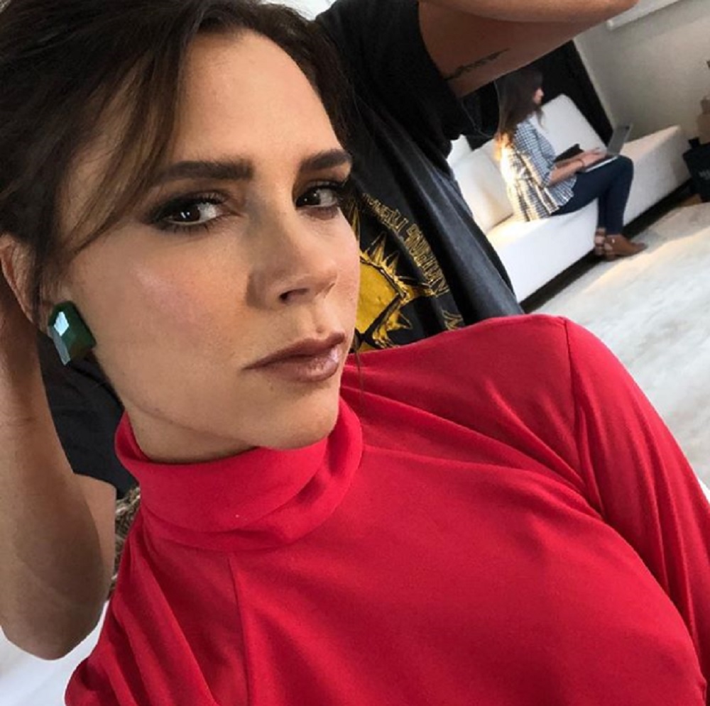 「ツアー？　しないわ」（画像は『Victoria Beckham　2017年10月13日付Instagram「＃vogue ＃forcesoffashion X kisses VB ＠voguemagazine」』のスクリーンショット）