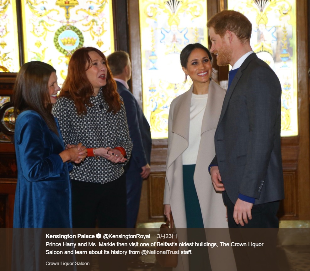 ヘンリー王子に熱い眼差しを向けるメーガンさん（画像は『Kensington Palace　2018年3月23日付Twitter「Prince Harry and Ms. Markle then visit one of Belfast’s oldest buildings, The Crown Liquor Saloon and learn about its history from ＠NationalTrust staff.」』のスクリーンショット）