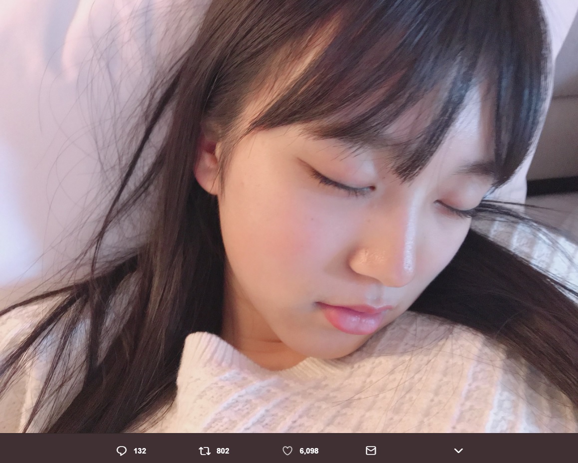 松岡はなが投稿した矢吹奈子の寝顔（画像は『松岡はな　2018年3月25日付Twitter「今日の朝「はなちゃん時間大丈夫!?」となこちゃんの声がしたので」』のスクリーンショット）