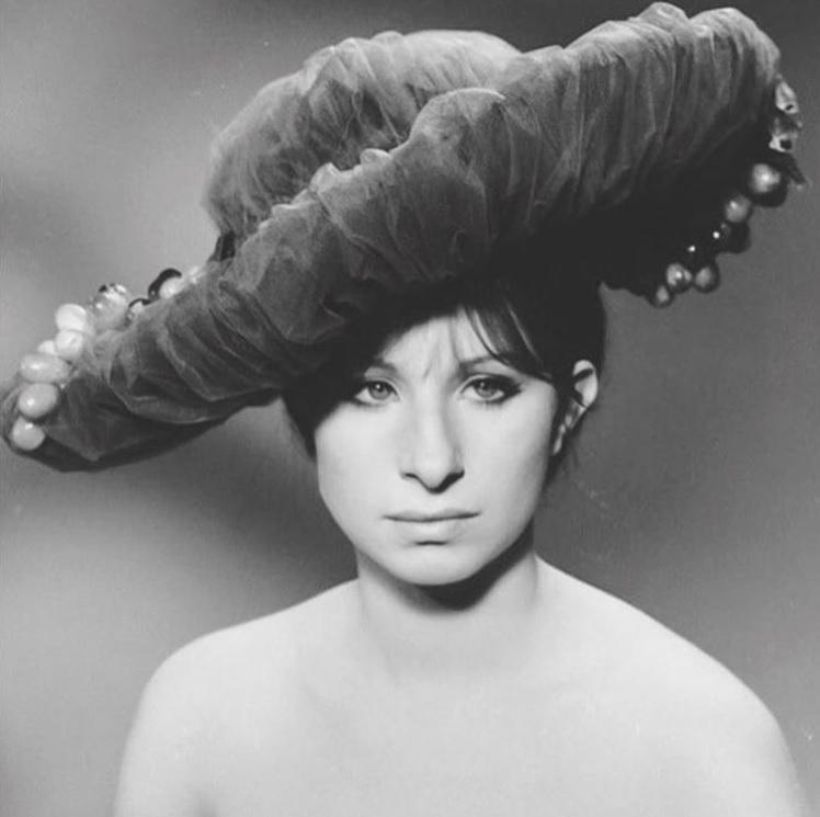 バーブラ「性的被害？　まるでなかった」（画像は『Barbra Streisand　2018年1月19日付Instagram「A screen test for Funny Girl. ＃tbt」』のスクリーンショット）