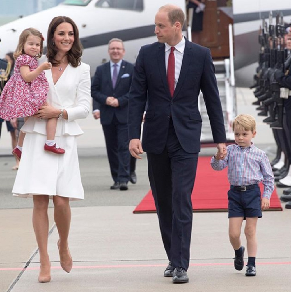 ジョージ王子とシャーロット王女、食べることよりも…!?（画像は『Kensington Palace　2017年7月18日付Instagram「The Duke and Duchess, along with Prince George and Princess Charlotte, today arrived in Poland for the start of ＃RoyalTourPoland」』のスクリーンショット）