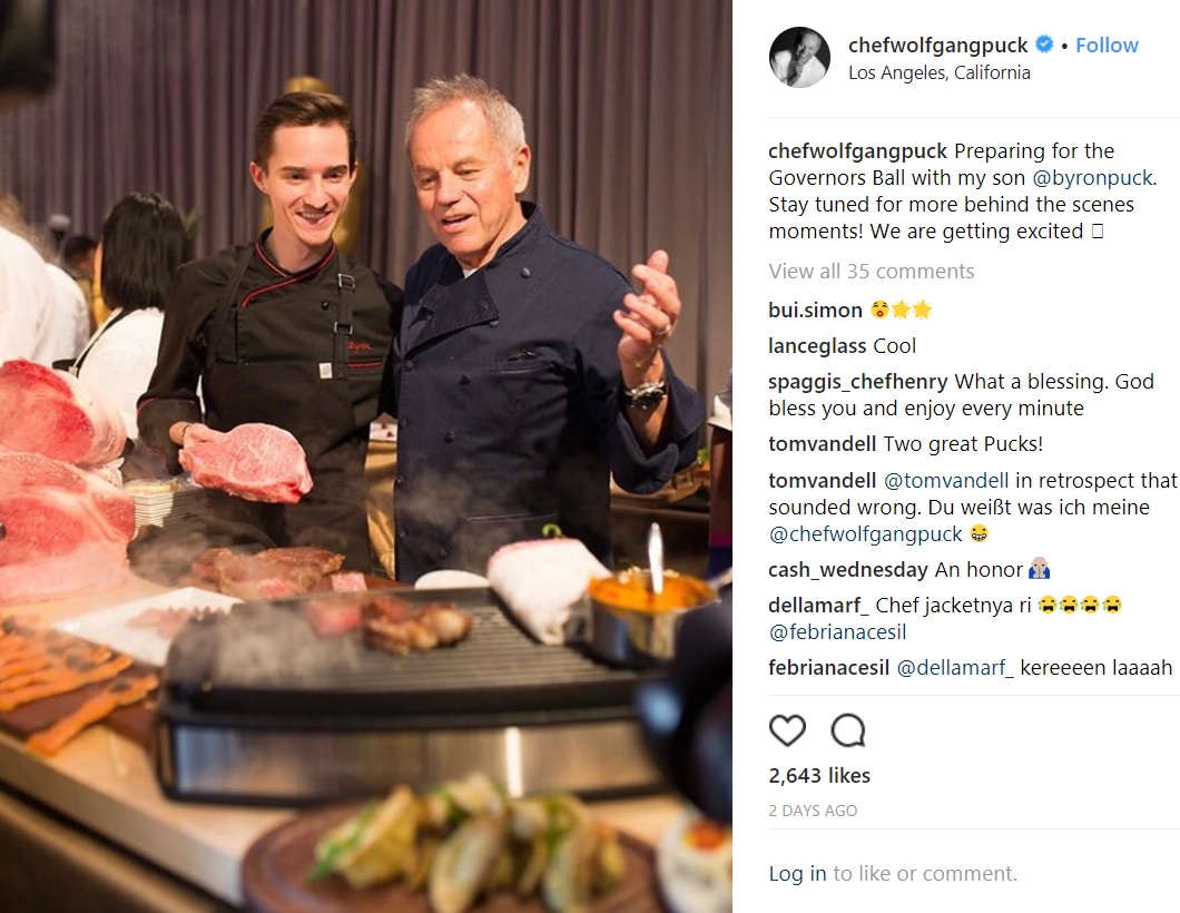 息子とパーティーの準備に励むパック氏（画像は『Wolfgang Puck　2018年3月3日付Instagram「Preparing for the Governors Ball with my son ＠byronpuck.」』のスクリーンショット）