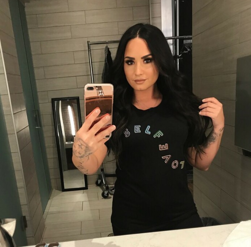 デミ・ロヴァート「シラフになって6年」の喜び綴る（画像は『Demi Lovato　2018年3月16日付Instagram「Today is a very special day for me... I’m officially celebrating 6 years of sobriety!!」』のスクリーンショット）