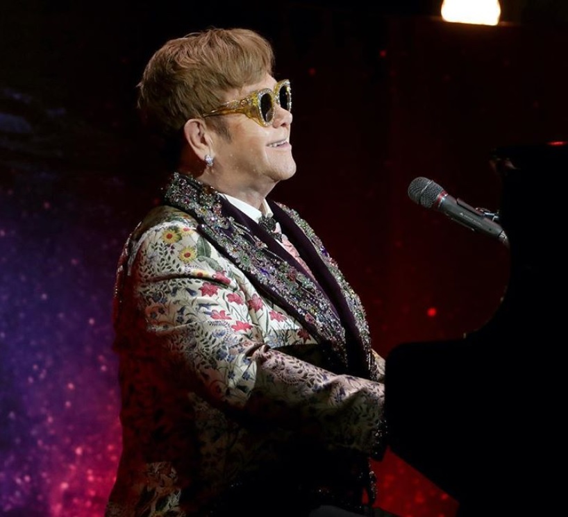 亡き愛犬に歌を捧げたエルトン・ジョン（画像は『Elton John　2018年2月16日付Instagram「Remember, you can also get ＃EltonFarewellTour tickets tomorrow from the box office of select ＃USA venues.」』のスクリーンショット）