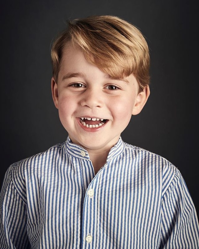 可愛いおまわりさんに？（画像は『Kensington Palace　2017年7月22日付Instagram「The Duke and Duchess are delighted to share a new official portrait of Prince George to mark His Royal Highness’s fourth birthday tomorrow The photograph was taken at Kensington Palace at the end of June by Chris Jackson.」』のスクリーンショット）