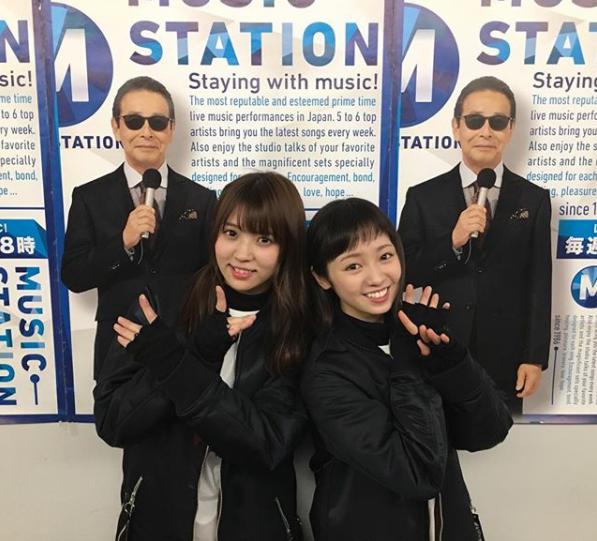 欅坂46“ゆいちゃんず”小林由依＆今泉佑唯（画像は『Mステ ミュージックステーション（テレビ朝日）　2018年3月9日付Instagram「今日のMステの裏側こっそり見せちゃいます」』のスクリーンショット）