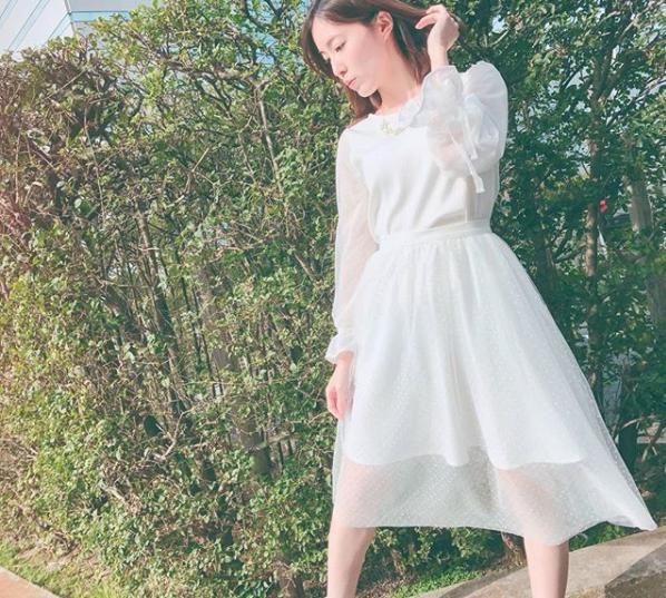 松井珠理奈「＃ひなまつり ＃ホワイトコーデ」（画像は『松井珠理奈　2018年3月3日付Instagram「春は女性らしく」』のスクリーンショット）