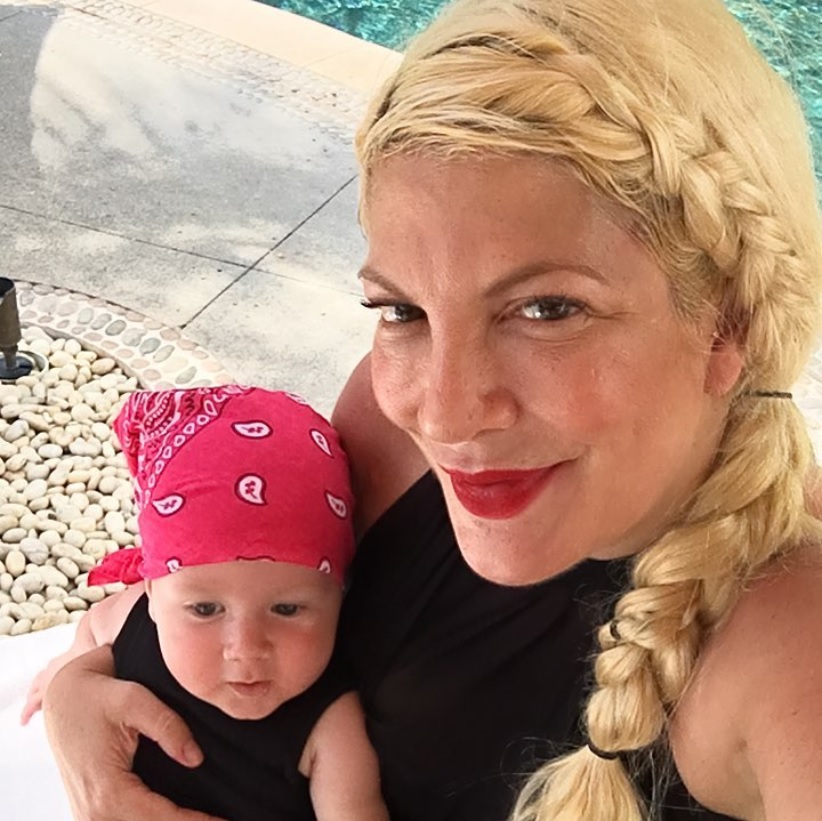 トリ・スペリング、ストレスでキレた！（画像は『Tori Spelling　2017年9月3日付Instagram「＃babybeau and I all geared up for the lazy river ＠fspuntamita」』のスクリーンショット）