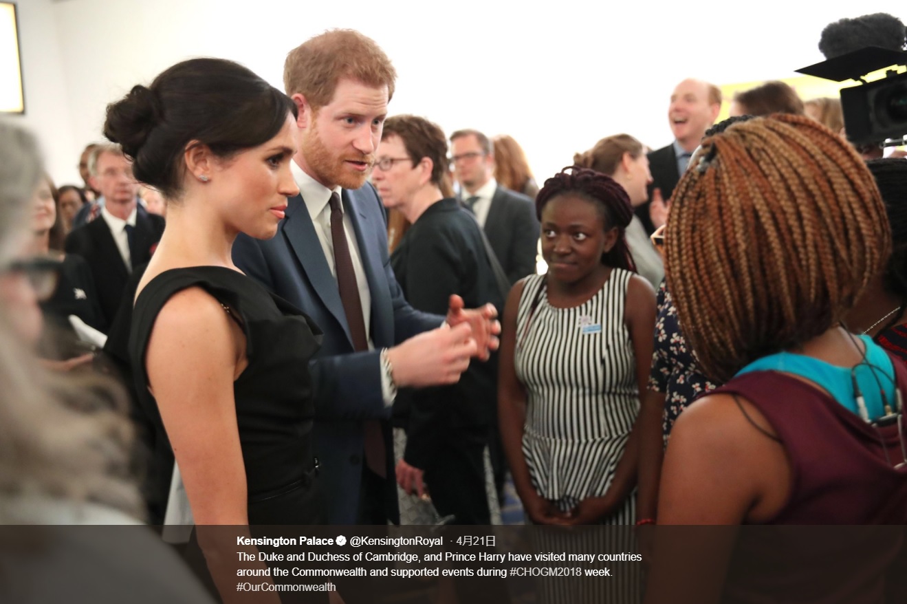 普段はゆるめのおだんごヘアが多いメーガンさん（左）（画像は『Kensington Palace　2018年4月21日付Twitter「The Duke and Duchess of Cambridge, and Prince Harry have visited many countries around the Commonwealth and supported events during ＃CHOGM2018 week.」』のスクリーンショット）