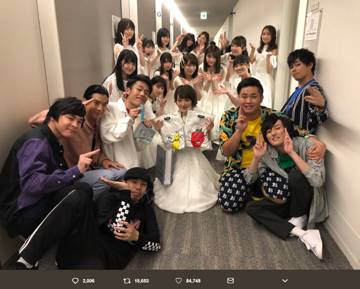 乃木坂46とフィッシャーズ（画像は『シルクロード【Fischer’s】　2018年4月27日付Twitter「みんなかっこよかったなぁ!!」』のスクリーンショット）