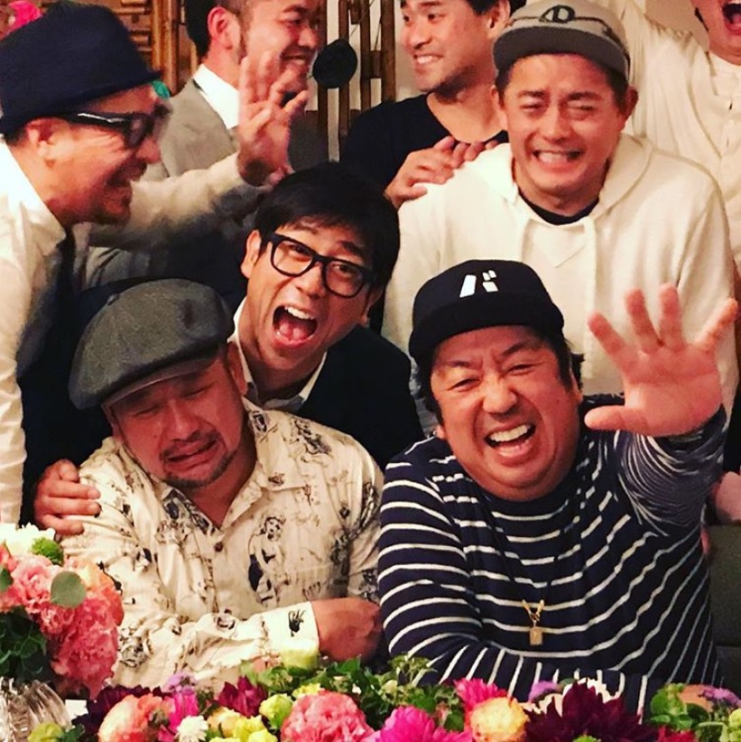 バナナマン日村の結婚を祝う会にて（画像は『原口あきまさ　2018年4月15日付Instagram「昨日は井戸田さんにお呼び頂き、バナナマン日村さんのお祝いに！」』のスクリーンショット）