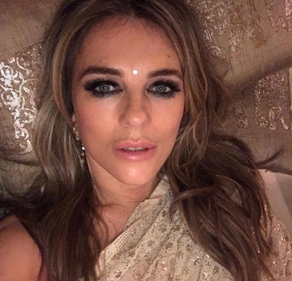 まさにエイジレス（画像は『Elizabeth Hurley　2018年3月24日付Instagram「Balmy Bombay Night ＃india ＃elephantfamily ＠haseenajethmalani」』のスクリーンショット）