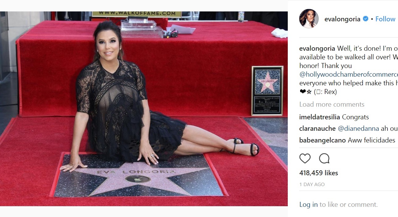 自身の「星」の前でポーズを決めるエヴァ（画像は『Eva Longoria Baston　2018年4月16日付Instagram「Well, it’s done! I’m officially available to be walked all over!」』のスクリーンショット）