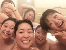 【エンタがビタミン♪】バービー「ワタナベ女子会」お風呂場での集合写真を公開　顔を隠しているのは誰？