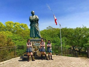 【エンタがビタミン♪】HKT48森保まどか“九州まわるっ隊！”で地元長崎に　坂本龍馬像とポーズ