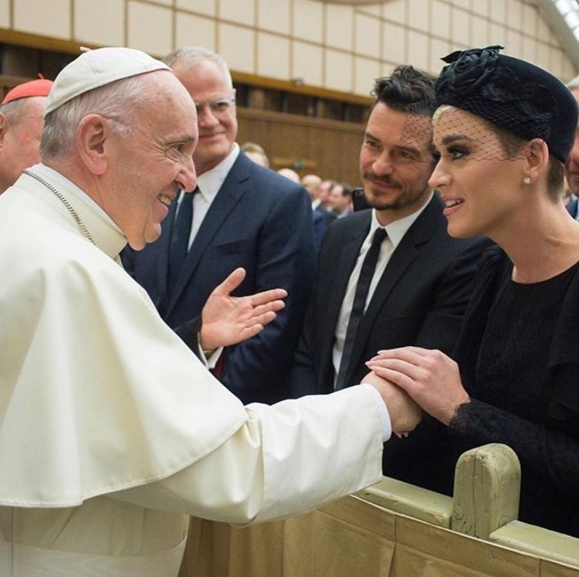 ケイティ＆オーランドがローマ教皇と対面（画像は『KATY PERRY　2018年4月29日付Instagram「Honored to be in the presence of His Holiness ＠franciscus’ compassionate heart and inclusivity.」』のスクリーンショット）