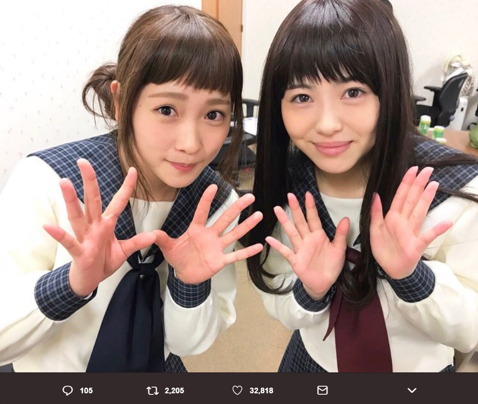 川栄李奈と浜辺美波（画像は『川栄李奈　2018年4月26日付Twitter「さまるんとアオちん 仲良しです」』のスクリーンショット）