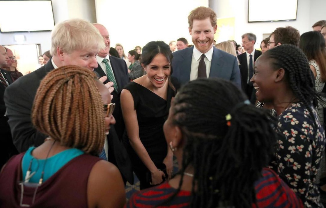 上品な装いと笑顔が大人気のメーガンさん（画像は『Kensington Palace 2018年4月19日付Instagram「Tonight Prince Harry and Ms. Meghan Markle attended a reception to celebrate female empowerment, which is being hosted by the Foreign Secretary, Boris Johnson.」』のスクリーンショット）