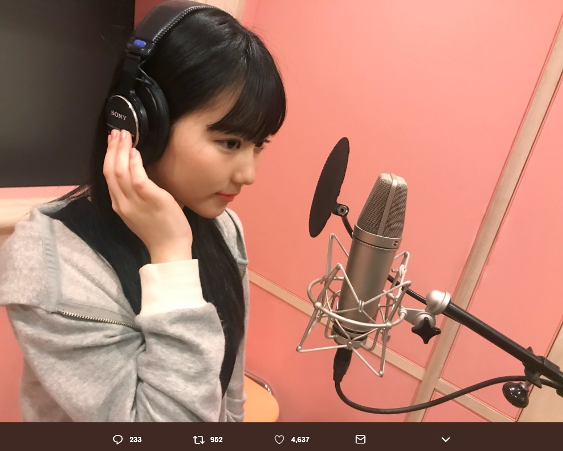 レコーディングする田中美久（画像は『田中美久　2018年4月19日付Twitter「皆さんなんと!!　「ALFACE」新CMのCMソングを私 田中美久が担当することになりました!!」』のスクリーンショット）