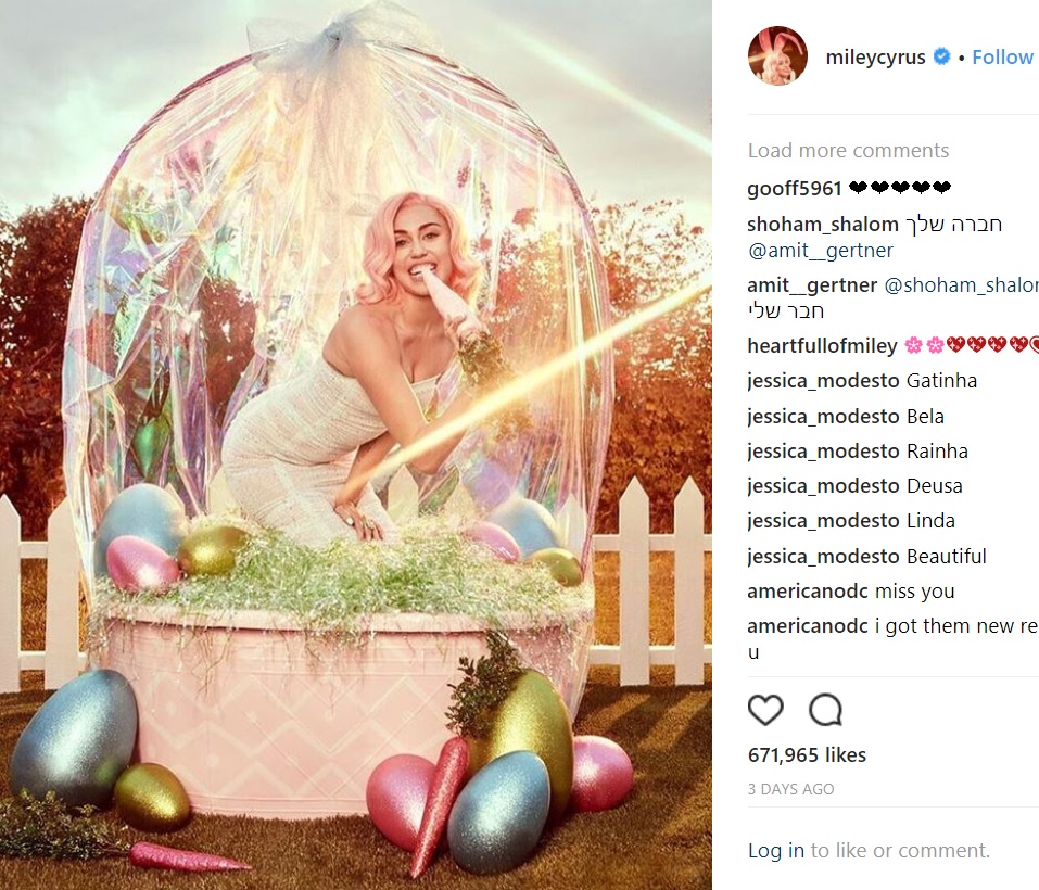 イースターバスケットの中にマイリーがすっぽり！（画像は『Miley Cyrus　2018年3月30日付Instagram』のスクリーンショット）