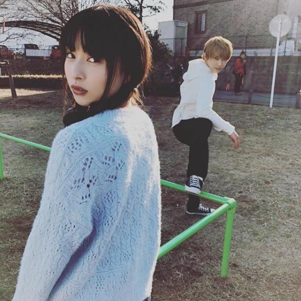 桜井日奈子と吉沢亮（画像は『映画『ママレードボーイ』公式Instagram　2018年4月28日付「今日はW主演のお二人のオフショットをお届け」』のスクリーンショット）