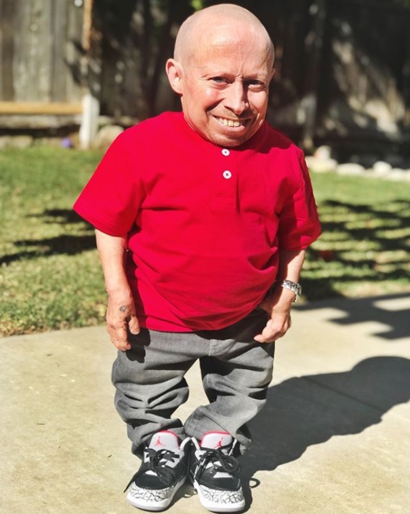 ヴァーン・トロイヤーが死去（画像は『Verne Troyer　2018年2月21日付Instagram「When you get the heat」』のスクリーンショット）