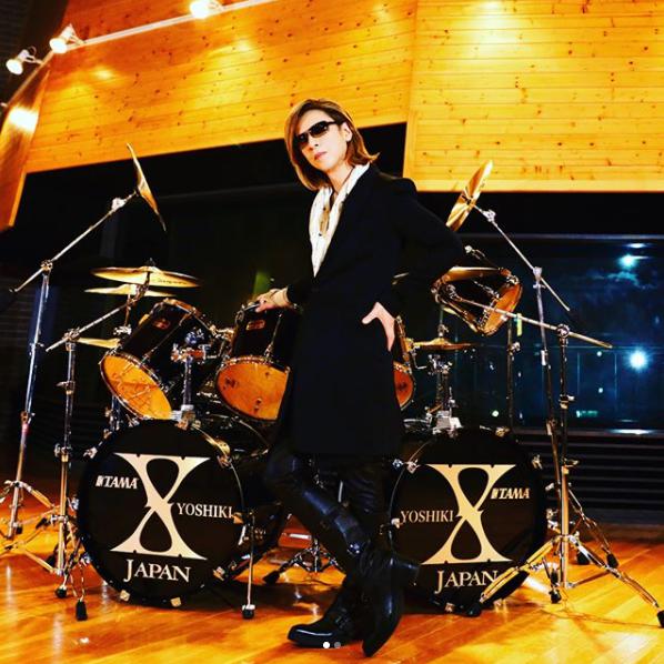 愛用のドラムセットを贈呈するYOSHIKI（画像は『Yoshiki　2018年4月2日付Instagram「Praying for the victims of the earthquake.」』のスクリーンショット）