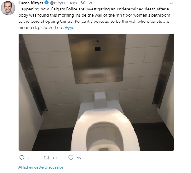 トイレの壁の裏側に男性の遺体が…（画像は『Lucas Meyer　2018年4月30日付Twitter「Happening now: Calgary Police are investigating an undetermined death after a body was found this morning inside the wall of the 4th floor women’s bathroom at the Core Shopping Centre.」』のスクリーンショット）