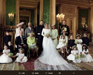 ヘンリー王子とメーガン妃の挙式後に撮影された集合写真（画像は『The Prince and Princess of Wales　2018年5月21日付Twitter「The Duke and Duchess of Sussex have released three official photographs from their Wedding day.」』のスクリーンショット）